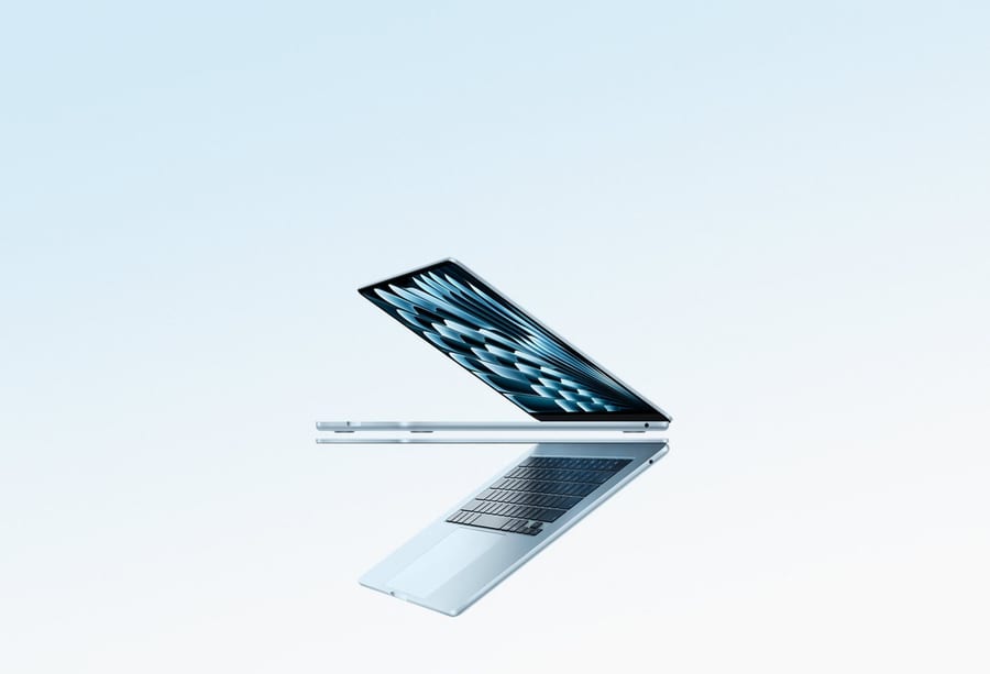 Dos portátiles MacBook Air en azul cielo abiertos que forman la figura de una fl